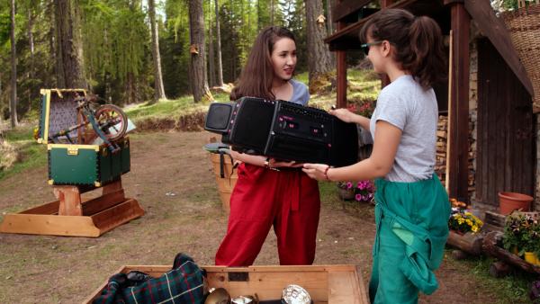 Bild 1 von 6: Beim Ausmisten findet Mia (Margot Nuccetelli, l.) den alten Ghettoblaster sowie diverse Trophäen von Sara (Lucia Luna, r.), die ihr dazu eine Erklärung schuldet.