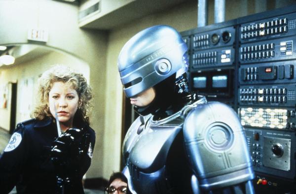 Bild 1 von 8: Police-Officer Lewis (Nancy Allen, l.) ist von der Vielseitigkeit des RoboCops (Robert John Burke, r.) fasziniert ...