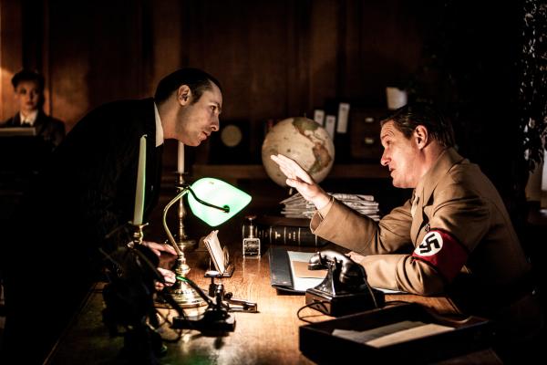 Bild 1 von 2: Der Streit zwischen Hitlers Helfern eskaliert.