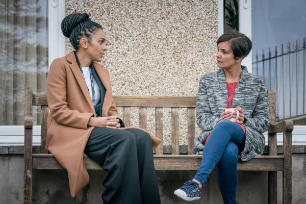 Bild 1 von 4: DS Jenn Townsend (Marsha Thomason, l.) klärt die Mutter des Opfers, Mariam Rahman (Rina Mahoney, r.) über den Fall auf. Obwohl es Mariam schwer fällt, den Tod ihres Sohnes zu verarbeiten, will sie, dass der Täter seiner gerechten Strafe zugeführt wird.