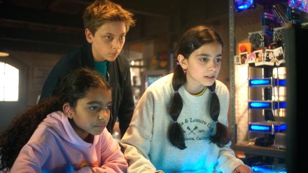 Bild 1 von 4: Amy (Melody Rose), Moritz (Jan Friedrichsen) und Jasina (Sophia Grande) überprüfen heimlich die Aussagen von Leos Vater.