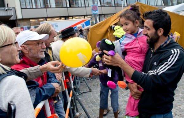 Bild 1 von 3: Willkommenskultur in Deutschland: Viele empfangen die Geflüchteten mit offenen Armen.