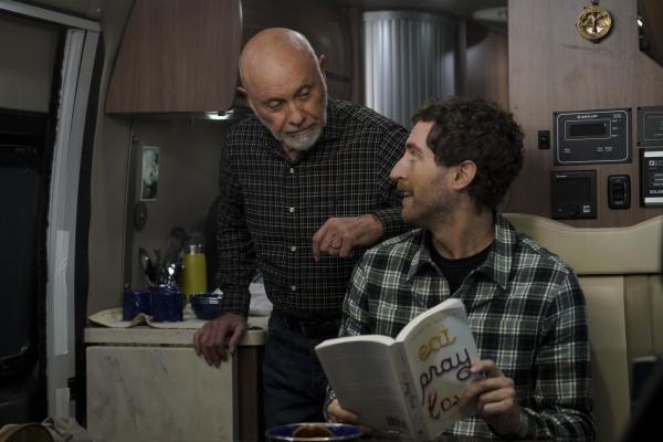 Bild 1 von 15: Harry (Hector Elizondo, l.); Drew Dunbar (Thomas Middleditch, r.)