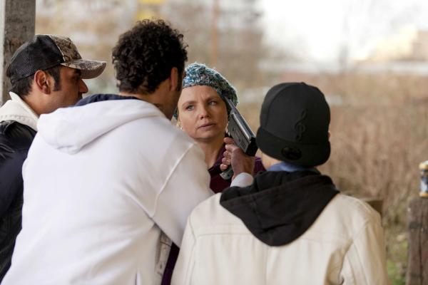 Bild 1 von 25: Als ob es nicht schon genug wäre, dass Danni (Annette Frier, 2.v.r.) Elli bei der Brautkleid-Suche behilflich sein soll, wird sie auch noch von Hassan (Samir Fuchs, 2.v.l.) und seinen Kumpels bedroht. Wird Danni trotzdem gegen ihn vorgehen?