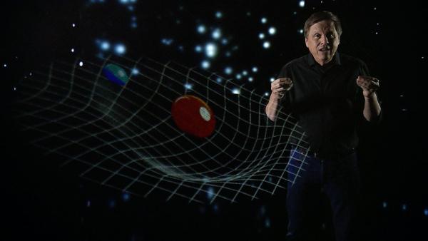 Bild 1 von 3: Prof. Dr. Ulrich Walter erklärt anschaulich, wie Gravitation und Raumzeit das Universum formen und damit die Grundlage schaffen, auf der Elemente wie Kohlenstoff entstehen.
