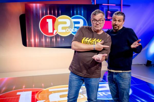 Bild 1 von 2: Ob tödliche Tiere oder matschige Moore - Elton geht keiner Gefahr aus dem Weg. An seiner Seite: Tommy Scheel, ein Profi für spektakuläre Experimente.