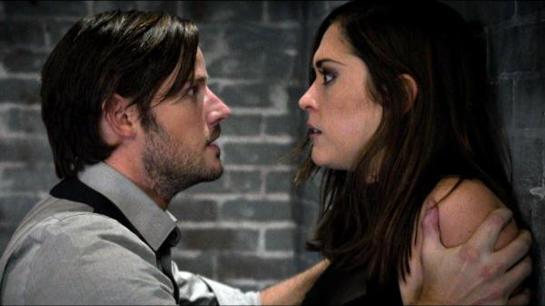 Bild 1 von 6: Tyler (Evan Williams) und Natasha (Annabelle Stephenson) im Escape Room