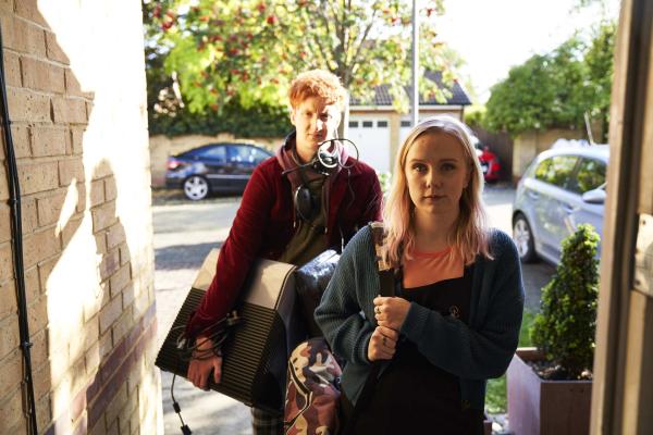 Bild 1 von 7: Nicky (Will Merrick, l.); Meg (Alexa Davies, r.)