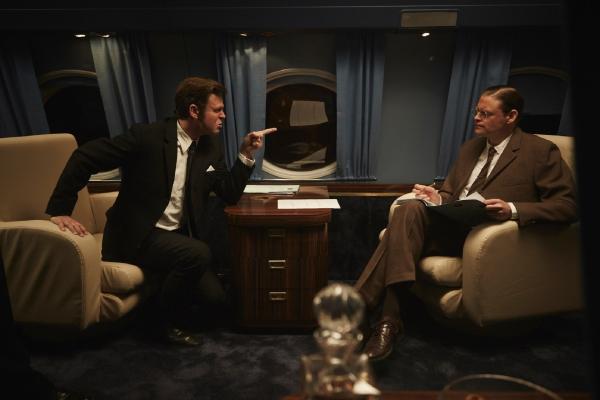 Bild 1 von 6: JFK (Matthias Matschke, l.) zeigt Robert McNamara (Max Giermann, r.), wie er sich das Führen einer Weltmacht vorstellt.