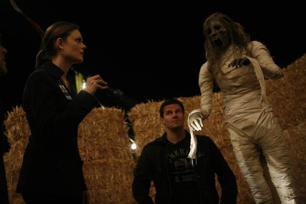 Bild 1 von 8: Dr. Brennan (Emily Deschanel, l.); Booth (David Boreanaz, r.)