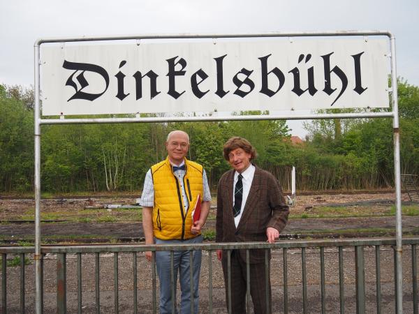 Bild 1 von 12: Ganz in seinem Element ist Stadtverwalter Dieter Dachs (Volker Heißmann, rechts), als er Dr. Konrad Landzenberg aus  dem Bundeskanzleramt (Martin Rassau, links) das beschauliche Dinkelsbühl präsentiert.