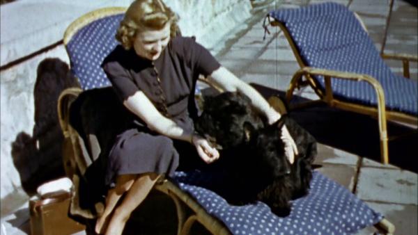 Bild 1 von 3: Nach dem Selbstmord von Hitlers Nichte Geli Raubal wird die 19-jährige Eva Braun seine Gefährtin.