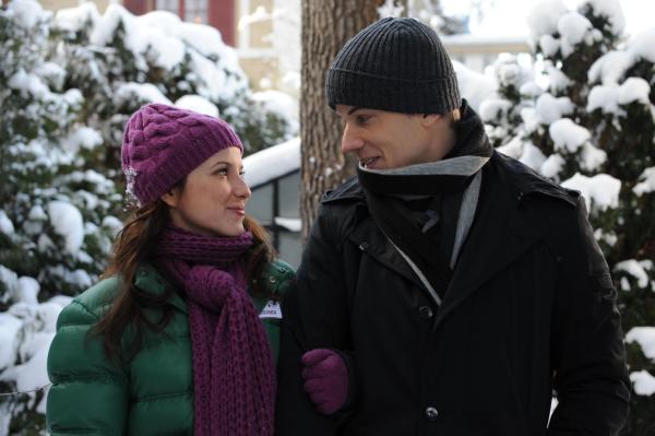 Bild 1 von 10: Kira (Mareike Lindenmeyer, l.); Martin (David Paryla, r.)