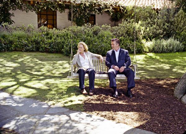 Bild 1 von 18: Jane (Meryl Streep, l.) lässt sich auf eine Affäre mit ihrem Ex-Mann Jake (Alec Baldwin, r.) ein und wirft damit ihr gerade wieder einigermaßen geordnetes Leben über den Haufen ...