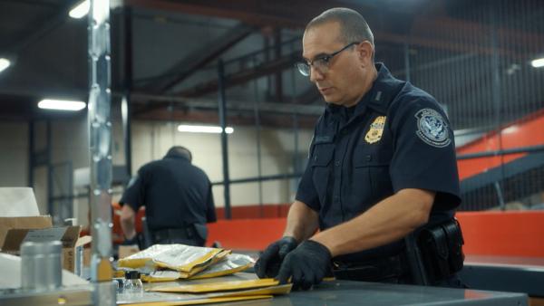 Bild 1 von 3: Zwischen unscheinbaren Umschlägen können sich illegale Inhalte verbergen.