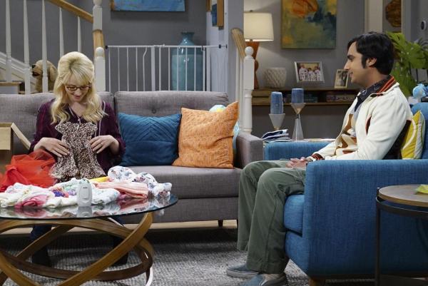 Bild 1 von 17: Während Howard mit Sheldon in der Wüste ist, bereiten sich Bernadette (Melissa Rauch, l.) und Raj (Kunal Nayyar, r.) auf deren zweites Kind vor ...
