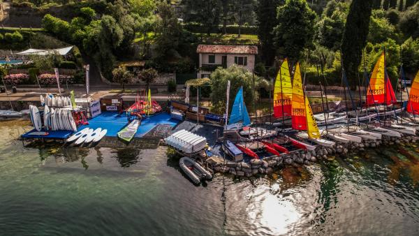 Bild 1 von 7: Das Stickl Sportcamp in Malcesine am Gardasee. Heinz Stickl aus Gmund am Tegernsee gründet hier 1976 die erste Surfschule in Italien.
