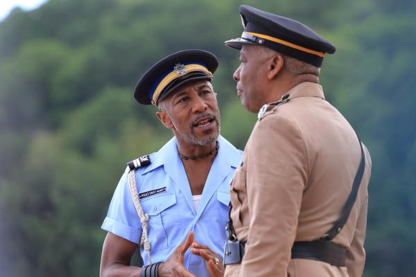 Bild 1 von 5: Der vorlaute Dwayne (Danny John-Jules, l.) hat vor einer Journalistin seinen Vorgesetzten Commissioner Selwyn Patterson (Don Warrington, r.) beleidigt. Nun hat er Angst vor den Folgen seines Ausrutschers.