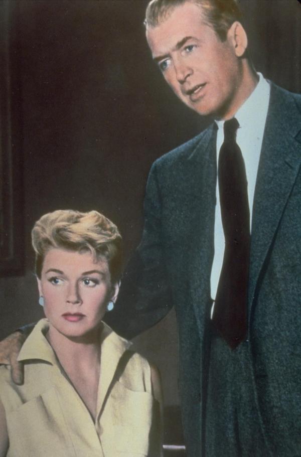 Bild 1 von 12: Auf einer Reise nach Maroko lernen Dr. Ben McKenna (James Stewart, r.) und seine Frau Jo (Doris Day, l.) den Franzosen Louis Bernard kennen, was ihnen schon bald zum Verhängnis wird ...