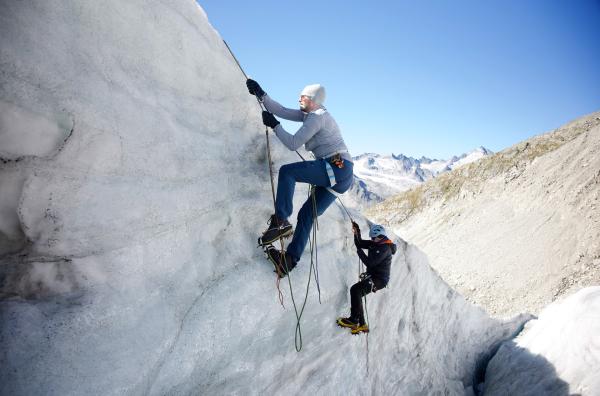 Bild 1 von 2: Zum Bergsteigertraining gehört auch das sichere Abseilen in eine Gletscherspalte.
