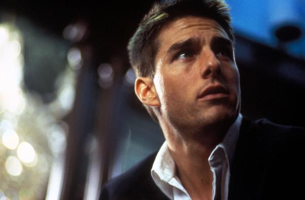 Bild 1 von 15: Als der junge Agent Ethan Hunt (Tom Cruise) sieht, wie seine Kollegen zu Tode kommen und sein Chef und väterlicher Freund, Jim Phelps, blutüberströmt von der Karlsbrücke stürzt, beschließt er, den Verräter aus den eigenen Reihen zu stellen ...