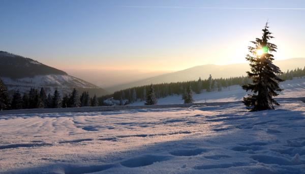 Bild 1 von 2: Die Sonne geht unter im Nationalpark Riesengebirge in Tschechien. Hier liegt die Quelle der Elbe, die oft bis in den April unter einer dichter Schneedecke verborgen liegt.