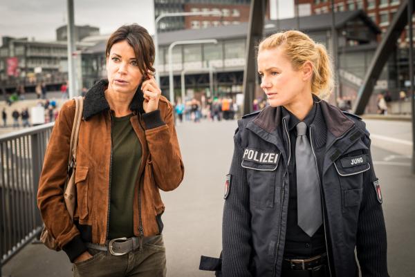 Bild 1 von 9: Jasmin (Gerit Kling, l.) ist mit Franzi (Rhea Harder-Vennewald, r.) auf dem Weg ins Revier. Im EKH war es nicht möglich, den Standort des entführten Mädchens zu orten, das sie am Telefon hat.