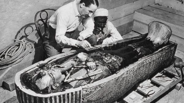 Bild 1 von 3: November 1922: Der britische Archäologe Howard Carter öffnet das Grab von Tutanchamun.