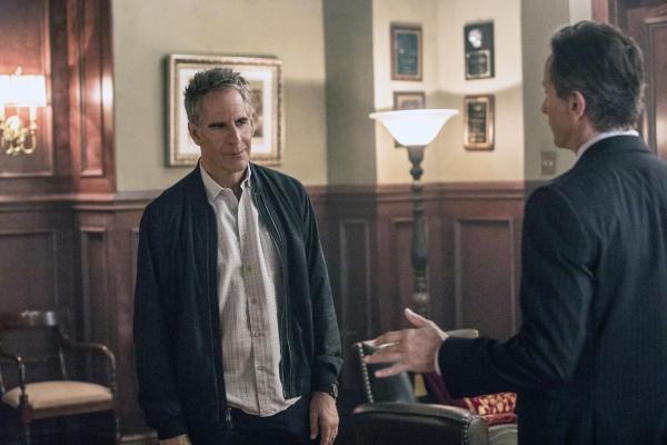 Bild 1 von 14: Kann er Mayor Hamilton (Steven Weber, r.) trauen? Dwayne Pride (Scott Bakula, l.) ist skeptisch ...