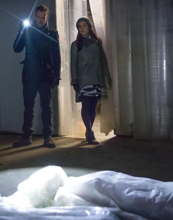 Bild 1 von 6: Ermitteln in einem neuen Fall: Holmes (Jonny Lee Miller, l.) und Watson (Lucy Liu, r.) ...