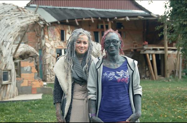 Bild 1 von 3: Lily Lu (re.) und Anuskatzz (li.) leben und arbeiten auf einem Hof nahe der Schweizer Grenze - dem Psyland25. Alles ist darauf ausgelegt, möglichst weit weg von der gesellschaftlichen Norm zu sein.