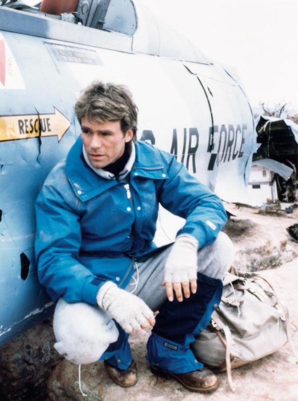 Bild 1 von 8: (2. Staffel) - Alles, was MacGyver (Richard Dean Anderson) mit sich trägt, ist ein Schweizer Offiziersmesser und gelegentlich eine Rolle Panzer-Klebeband ...