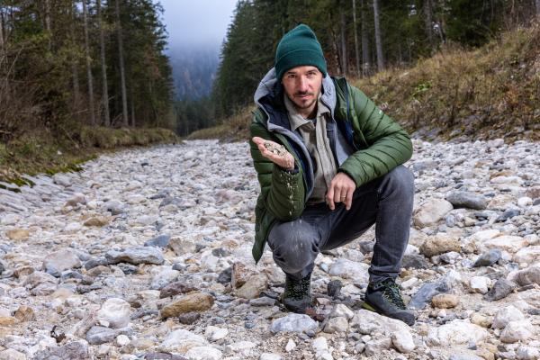 Bild 1 von 16: Felix Neureuther in der Ramsau (Berchtesgaden) bei Dreharbeiten rund um die Ramsauer Ache.