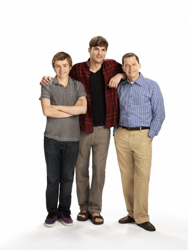 Bild 1 von 4: (10. Staffel) - Zwei Männer und eine halbe Portion: Walden Schmidt (Ashton Kutcher, M.), Alan (Jon Cryer, r.) und Jake Harper (August T. Jones, l.) ...