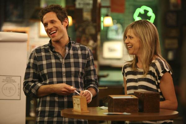 Bild 1 von 8: Dennis Reynolds (Glenn Howerton, l.); Dee Reynolds (Kaitlin Olson, r.)
