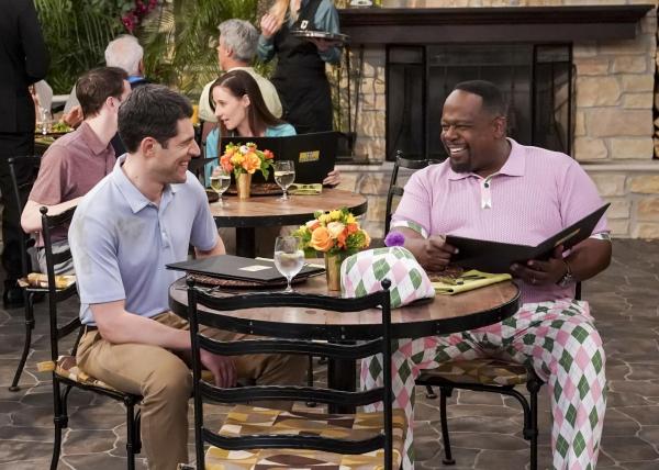 Bild 1 von 18: Dave Johnson (Max Greenfield, l.); Calvin Butler (Cedric the Entertainer, r.)