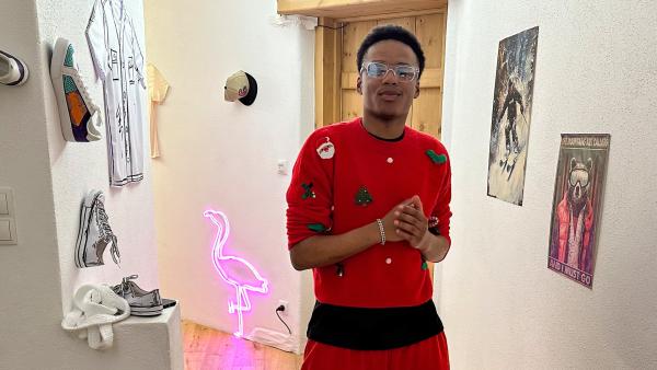 Bild 1 von 1: Azad will seinen Style mit einem neuen Haarschnitt und Ohrringen upgraden.