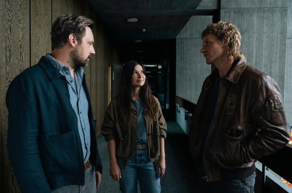 Bild 1 von 4: Macht sich bei Thomas Zellinger (Christoph Letkowski) womöglich Eifersucht breit, weil Lisa (Anna Fischer) so unverbrüchlich zu ihrem Jugendfreund Mario (Jakob Geßner) hält?