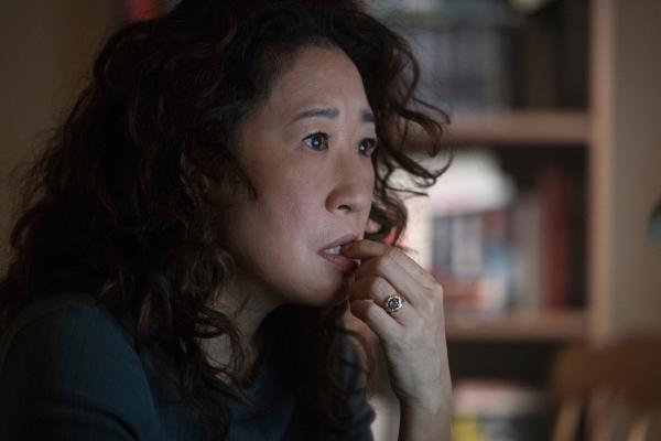 Bild 1 von 3: Als Eve (Sandra Oh) erfährt, dass die Operation zu scheitern droht, muss sie handeln. Doch das Chaos hat bereits begonnen.