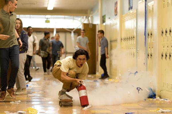 Bild 1 von 5: Tanner (Nico Hiraga) feiert lieber Partys als zu lernen und weiß, wie man auch während der Schulzeit Spaß haben kann.