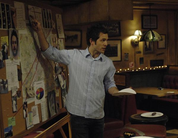 Bild 1 von 24: Dennis (Glenn Howerton) leitet die Ermittlungen. Wer hat in das Bett gemacht?