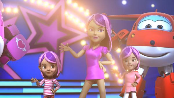 Bild 1 von 4: Kellie holt die beiden Mädchen als Gäste auf die Bühne.