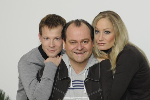 Bild 1 von 3: Mathias (Mathias Schlung, l.), Markus (Markus Majowski; M.) und Janine (Janine Kunze, r.) haben gemeinsam viel Spaß in der COMEDY WG.
