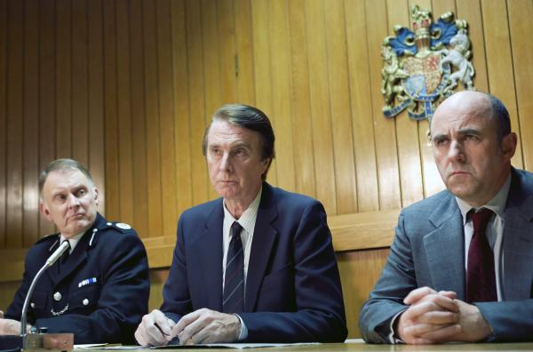 Bild 1 von 3: David (David Threlfall, Mi.), Alan (Lorcan Cranitch, re.) und ihr Vorgesetzter Chapman (Robert Glenister, li.) müssen auf der Pressekonferenz eingestehen, dass ihr Verdächtiger nicht der Mörder ist.