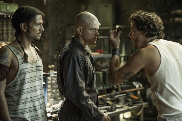 Bild 1 von 12: (v.l.n.r.) Julio (Diego Luna); Max De Costa (Matt Damon); Spider (Moura Wagner)