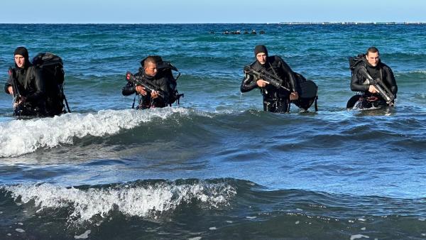 Bild 1 von 12: Die Fallschirmjäger der Legion springen auch ins Wasser und gelangen über diesen Weg in Kampfgebiete.