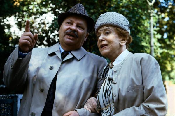 Bild 1 von 3: Opa Walter (Ekkehard Fritsch) und Oma Käthe (Edith Schollwer) unternehmen einen Bummel durch die Antiquitätengeschäfte der Stadt - eine von Käthes Lieblingsbeschäftigungen.