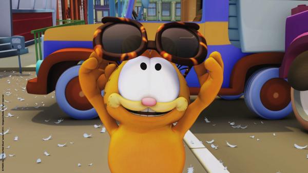 Bild 1 von 2: Garfield betrachtet neugierig die Zukunftsbrille.