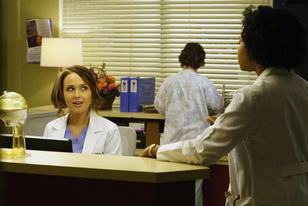 Bild 1 von 61: Bewerben sich für den Preminger Grant: Stephanie (Jerrika Hinton, r.) und Jo (Camilla Luddington, l.) ...