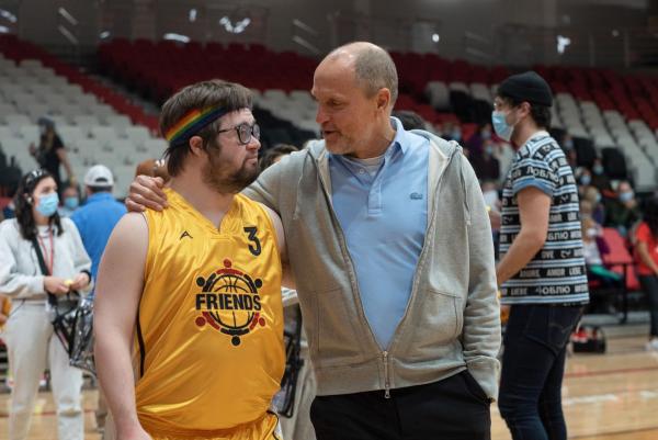 Bild 1 von 8: Johnny (Kevin Iannucci, l.); Marcus (Woody Harrelson, r.)